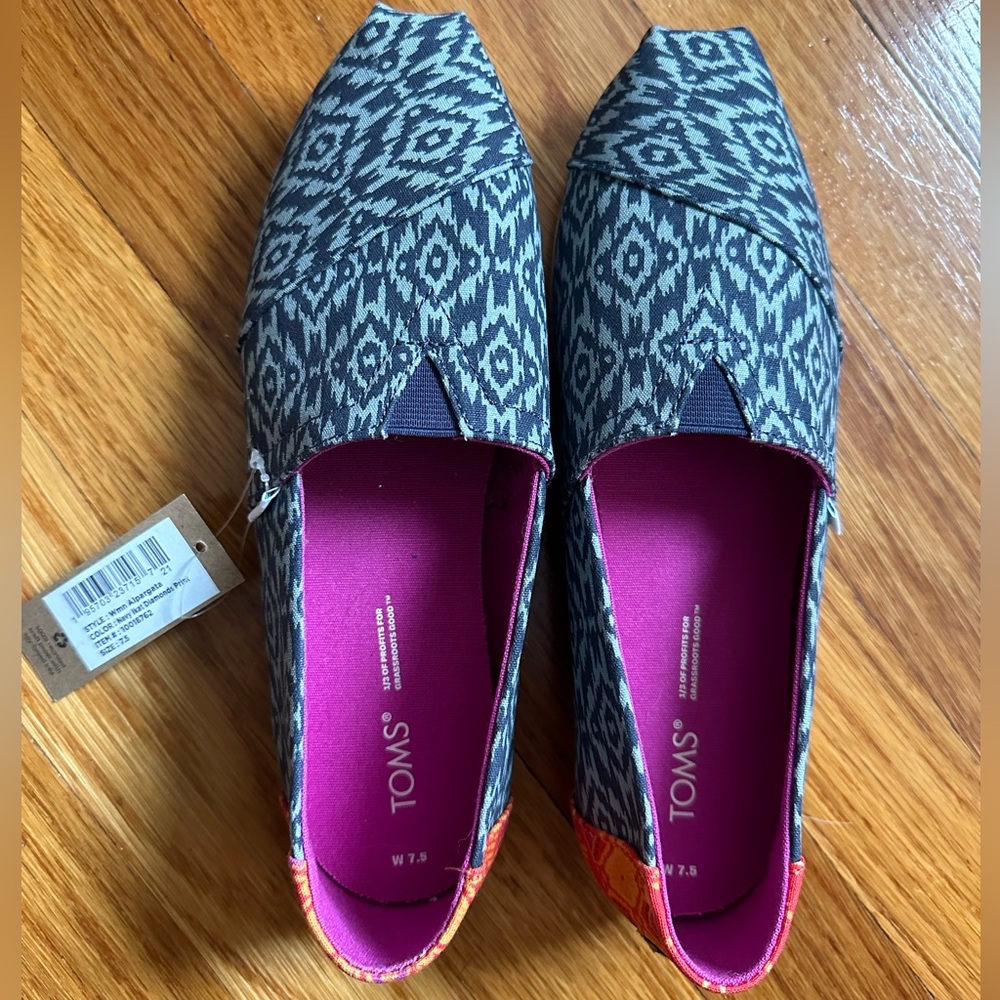 BNWT Toms alpargata size 7.5 navy ikat diamonds print